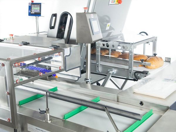 Breadslicing and packaging line closeup