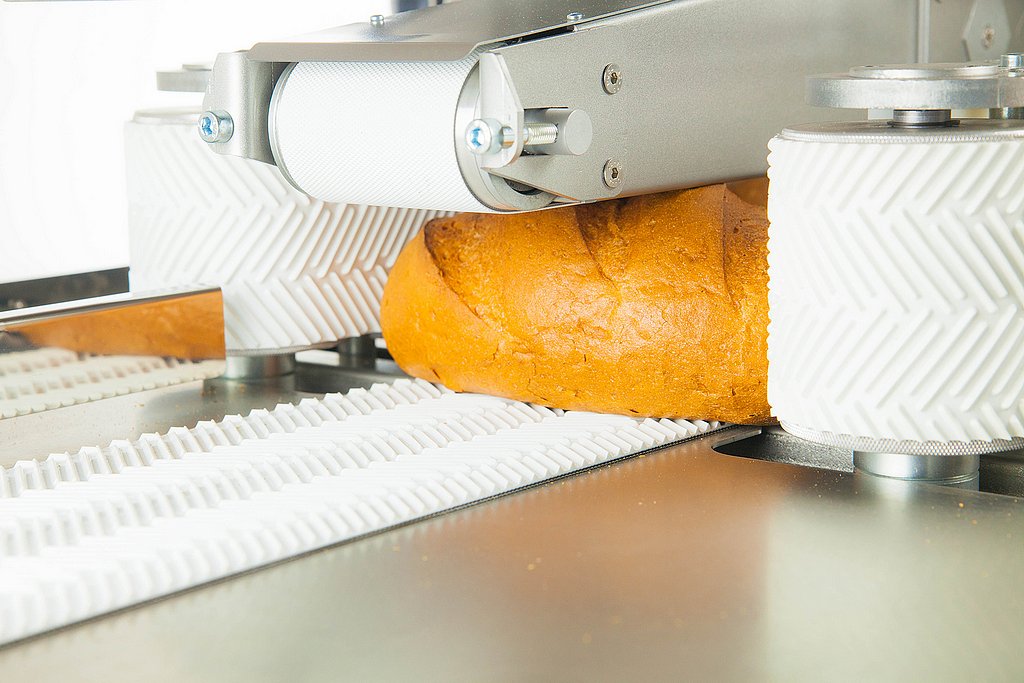 Semi auto bread slicing and packaging line - MECH-MASZ Szczeciński