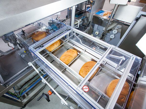 Cutted bread comes to packingline