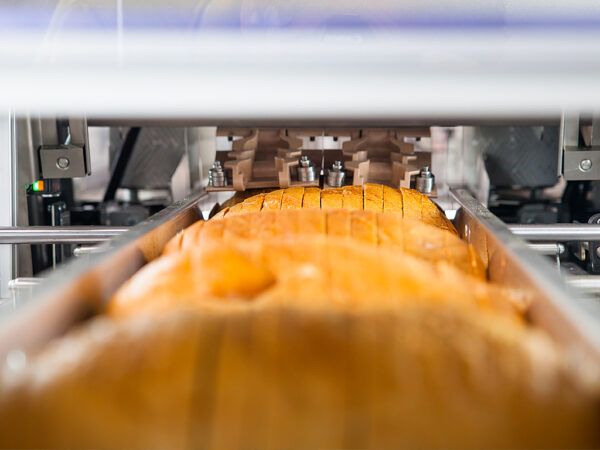Sliced bread conveyor