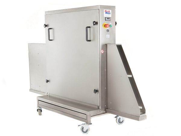 Trays cleaning machine front