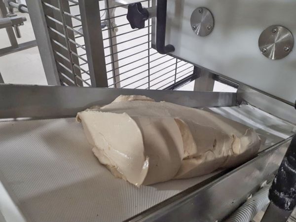 Dough conveyor belt